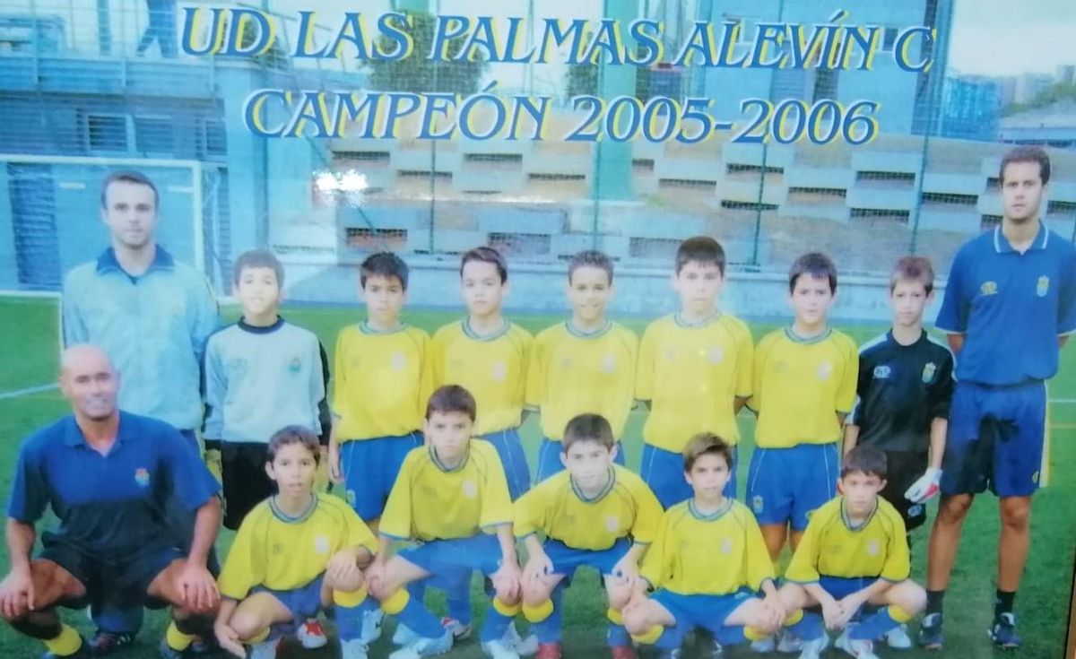 Miguel Ángel Ramírez, con Sandro, en el Alevín C de la UD. El equipo amarillo estaba dirigido por Lemes.