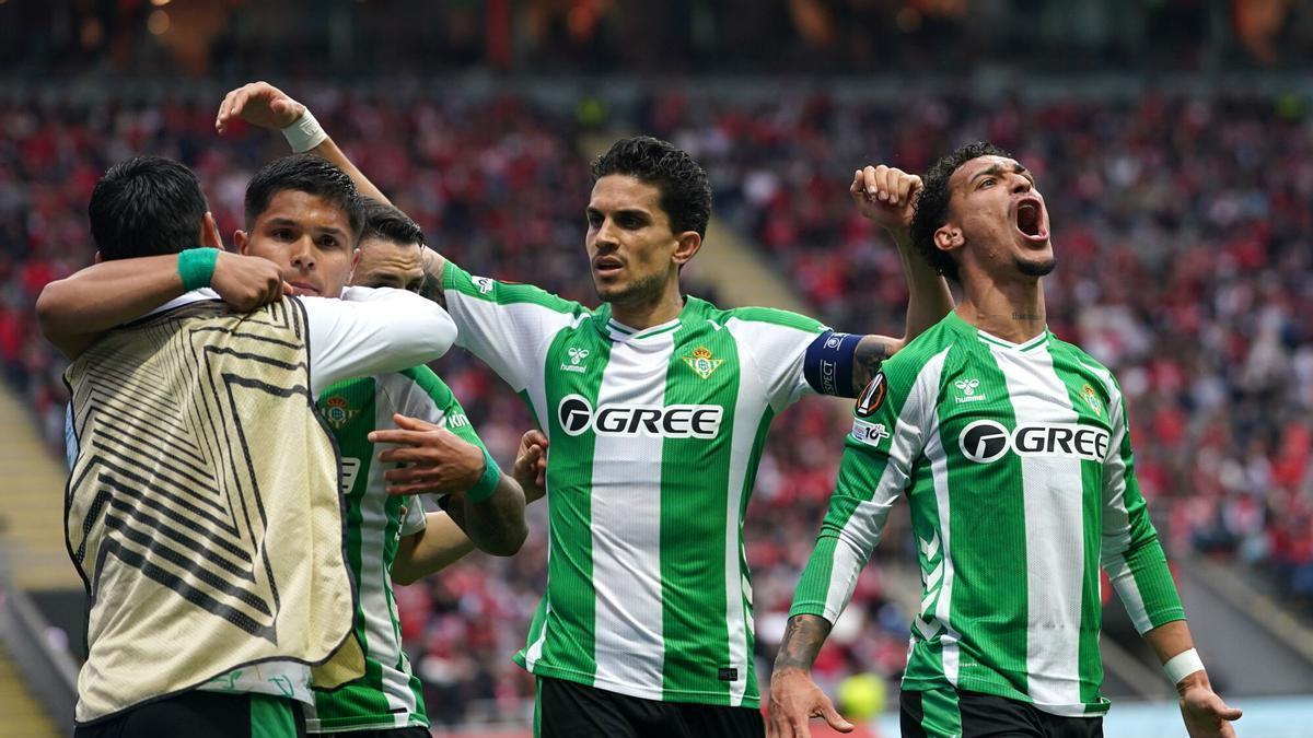 Braga (Portugal), 08/04/2026.- Betis' Cucho Hernandez (2-L) celebrates with his teammates after scoring the 1-1 goal during the UEFA Europa League quarter finals first leg soccer match between Sporting de Braga and Real Betis, in Braga, Portugal, 08 April 2026. EFE/EPA/HUGO DELGADO