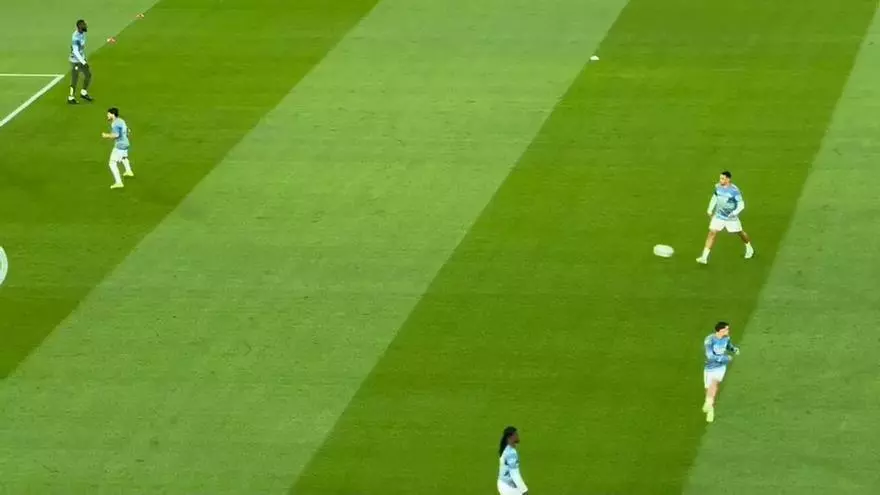 Pitidos y cánticos de "Que se peguen, que se peguen" durante el calentamiento del Real Madrid