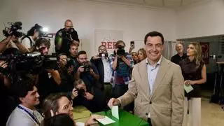 Juanma Moreno acude a las urnas con "muy buenas sensaciones" y espera alta participación: "Ahora todo está abierto"