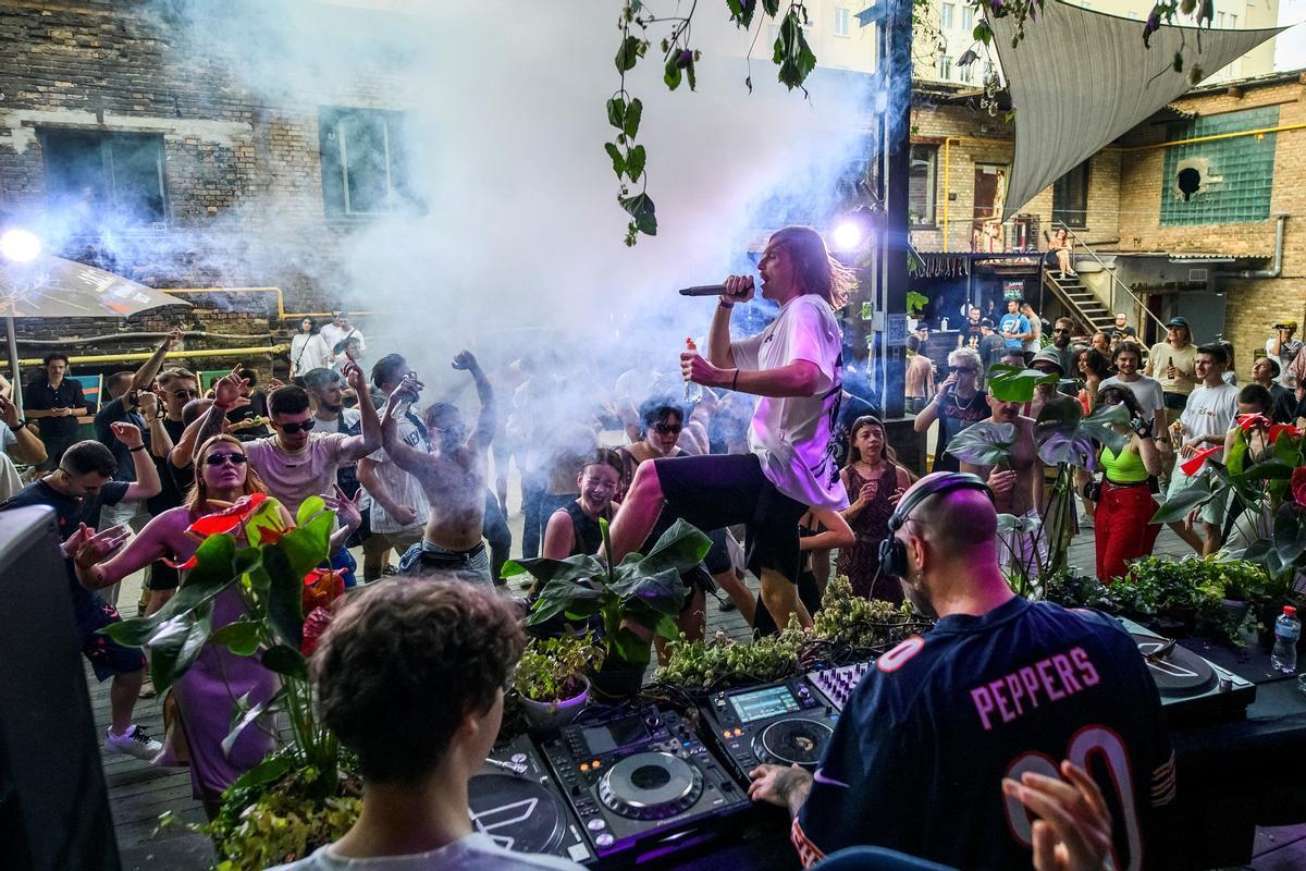 Jóvenes bailan en una fiesta rave celebrada en el centro de Kiev, Ucrania.