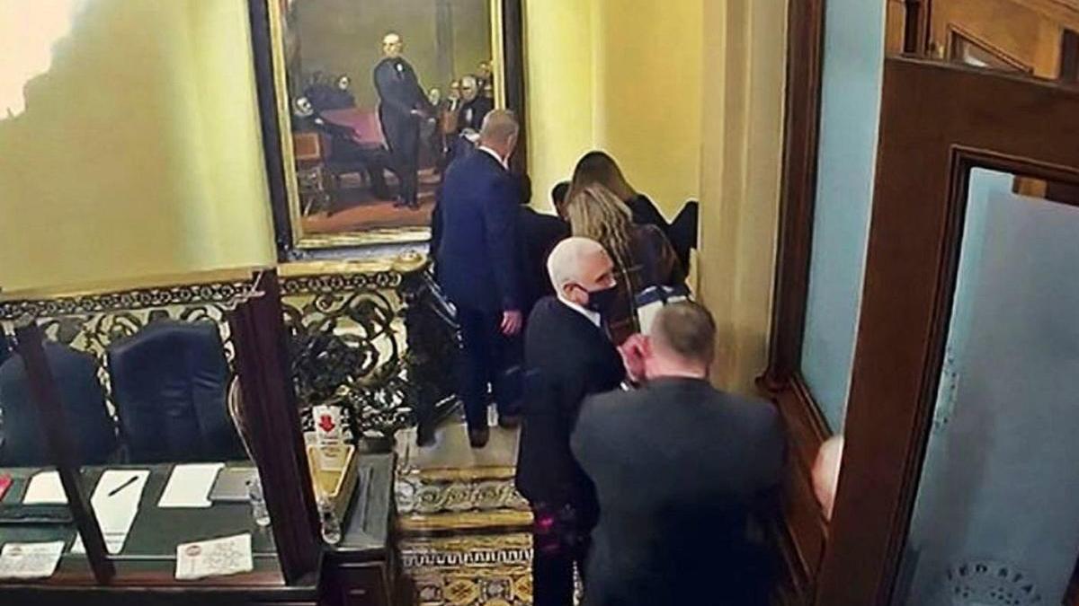Nova imatge de l&#039;assalt al Capitoli en què es pot veure l&#039;evacuació de Mike Pence.