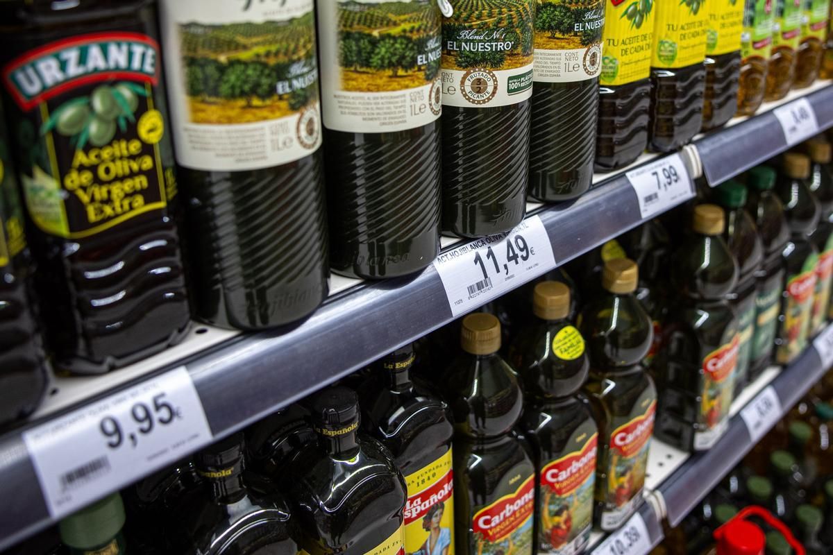El aceite de oliva virgen extra sube un 9% en la última semana en Mercadona,  Alcampo, Aldi y DIA