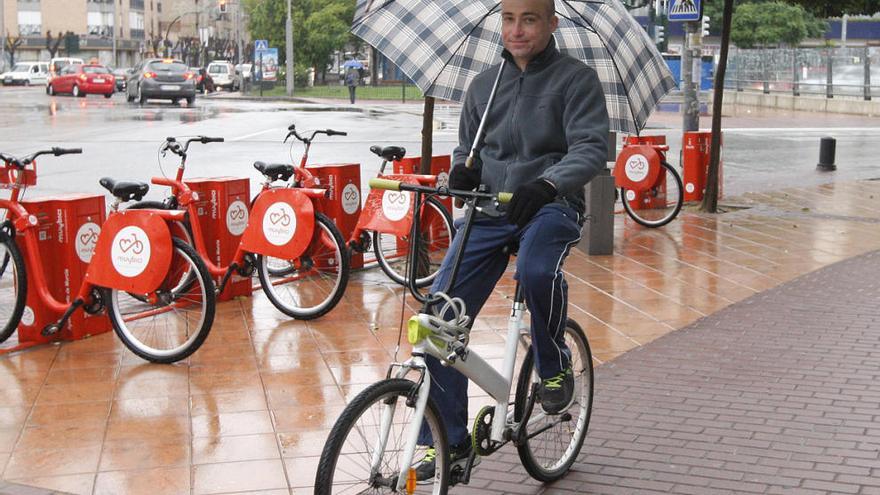 Una inusual estampa en las calles de Murcia: paraguas, aunque la lluvia sólo duró hasta última hora de la mañana.