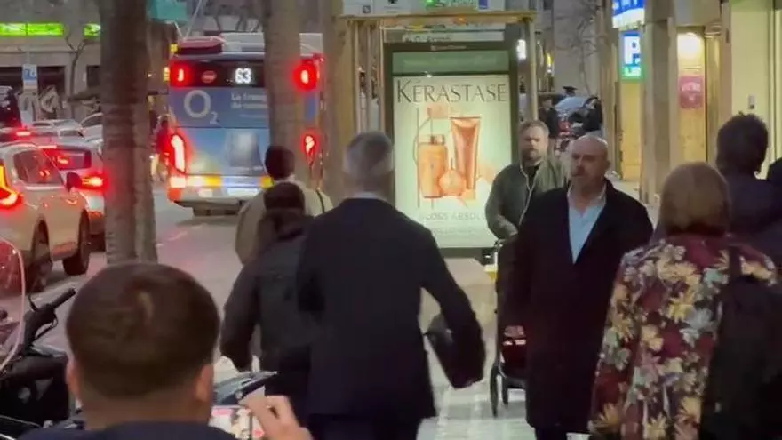 ¡Surrealismo puro!  De repente, ante la sede de Laporta aparecieron Víctor Font y Jaume Guardiola. El revuelo fue tremendo.