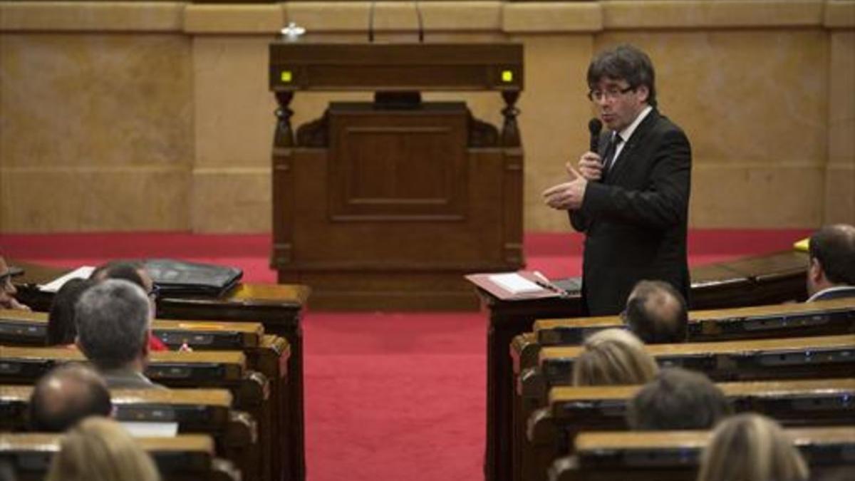 Carles Puigdemont, ayer, en el pleno del Parlament.