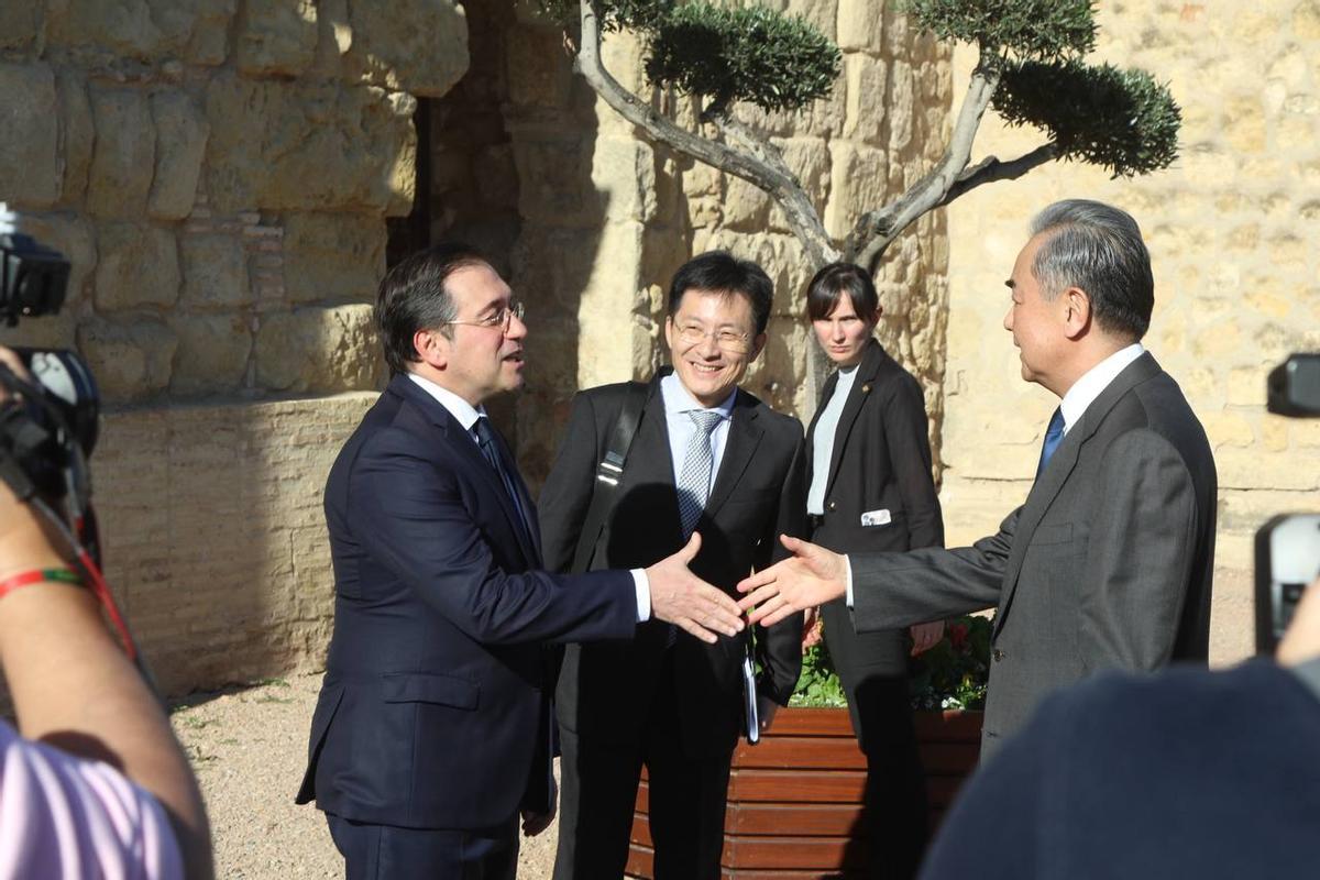 José Manuel Albares y Wang Yi, ministros de Exteriores de España y China, este domingo en el Alcázar de Córdoba.