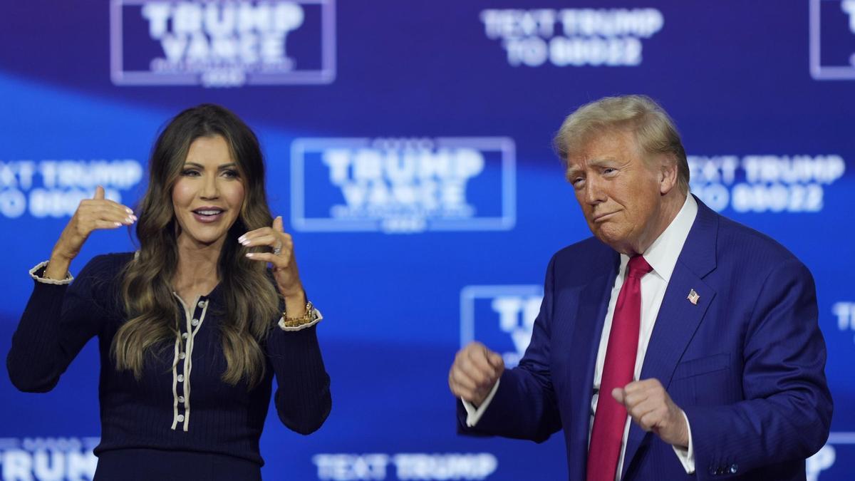 Trump nombra a la gobernadora de Dakota del Sur, Kristi Noem (izquierda), para dirigir el Departamento de Seguridad Nacional