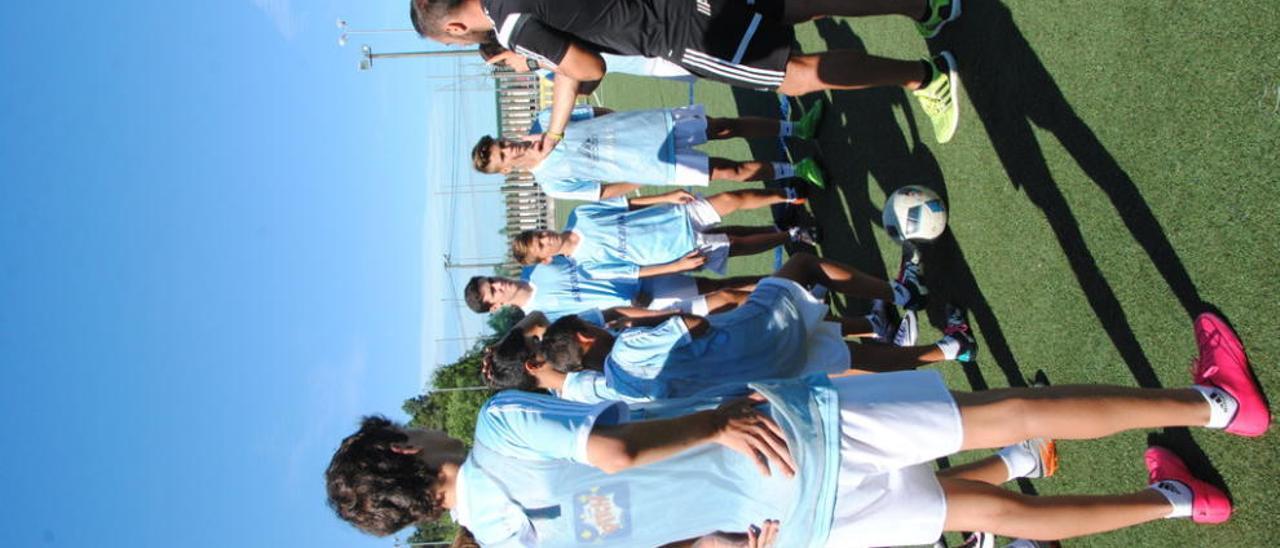 El entrenador da instrucciones a los jugadores. // FDV