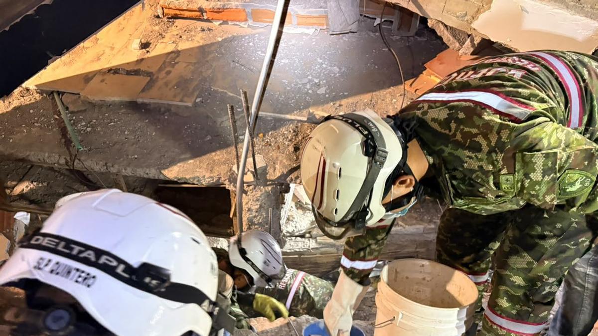 Tasques de rescat al barri El Refugio de Cali després del terratrèmol de Colòmbia