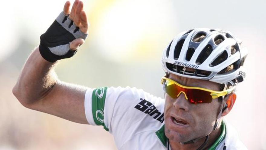 Cadel Evans celebra su victoria en la prueba en ruta del Mundial de Ciclismo.