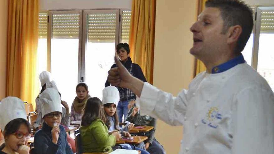 Óscar Manuel Pérez, de &quot;El Ermitaño&quot;, durante una charla en un colegio de Benavente.