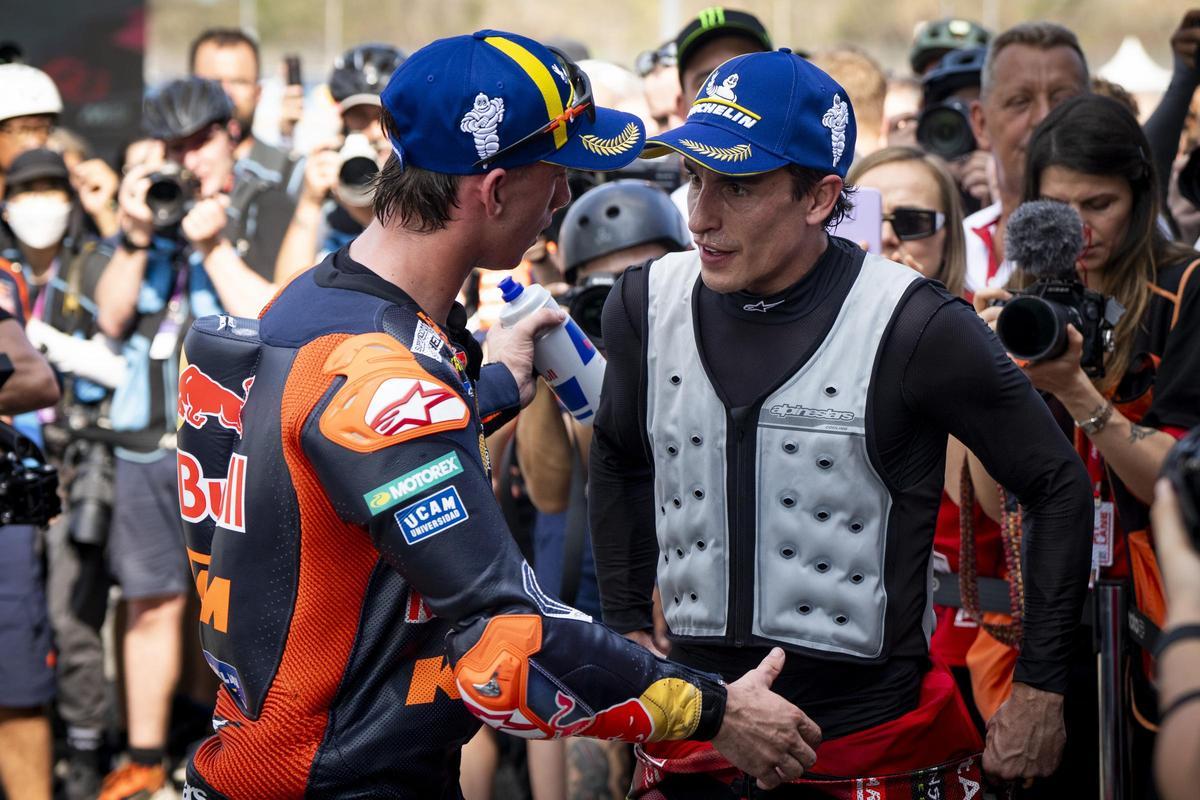 Pedro Acosta (KTM) y Marc Márquez (Ducati) conversan, placidamente, sobre el incidente.