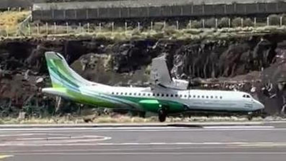 Impactante aterrizaje por la borrasca Therese: un avión lucha contra el fuerte viento