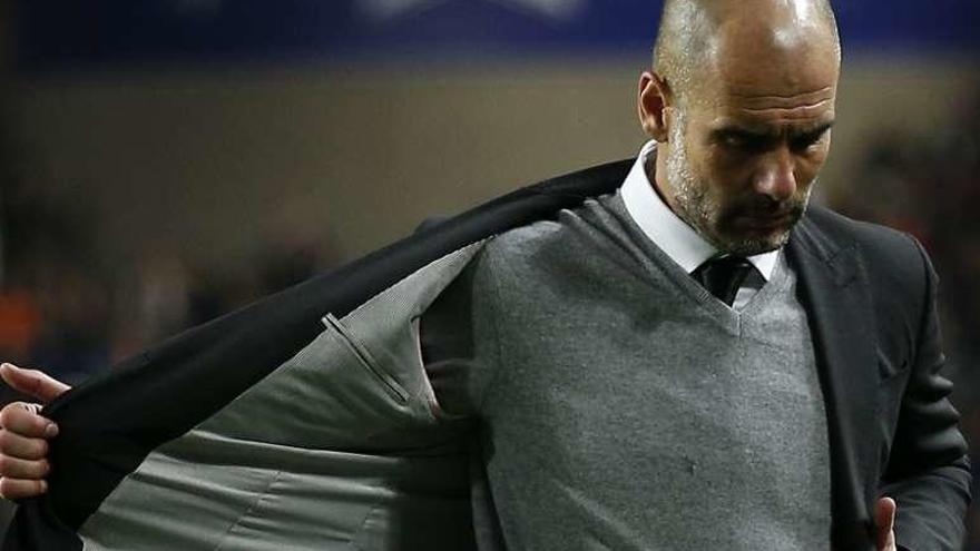 Guardiola se saca la chaqueta tras la derrota. // Andrew Couldridge