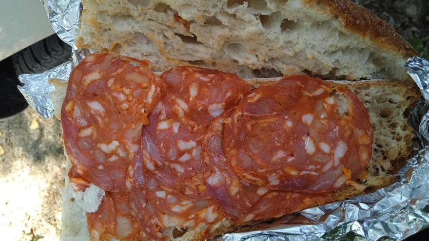 Bocadillos con seis lonchas de chorizo tras ocho horas apagando fuego