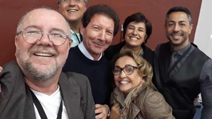 Argimiro Rojo, en el centro, con miembros de la comisión ejecutiva, durante el congreso de RIDU en la ciudad argentina de Córdoba.