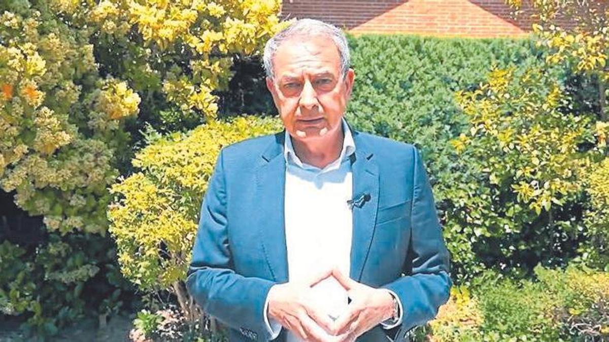 Agentes de la Policía Nacional abandonan el despacho de Rodríguez Zapatero tras el registro. Zapatero, en el vídeo de su declaración difundido ayer