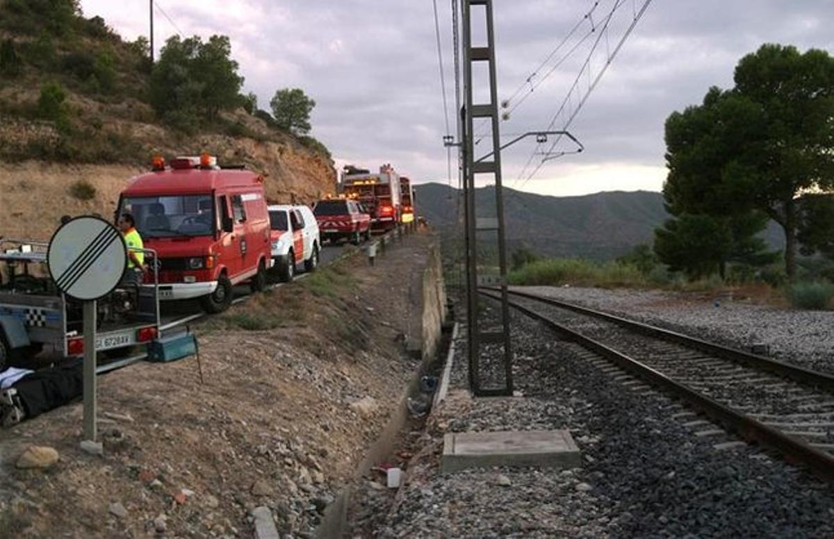 Efectius de Bombers es concentren al costat de la via del tren a Riba-roja.