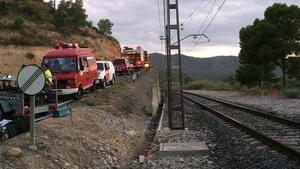 Efectius de Bombers es concentren al costat de la via del tren a Riba-roja.