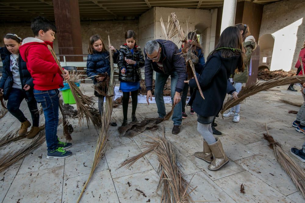 La Asociación de Palmereros y el Museo Arqueológico llevan a cabo talleres con niños para que aprendan a realizar las tradicionales antorchas