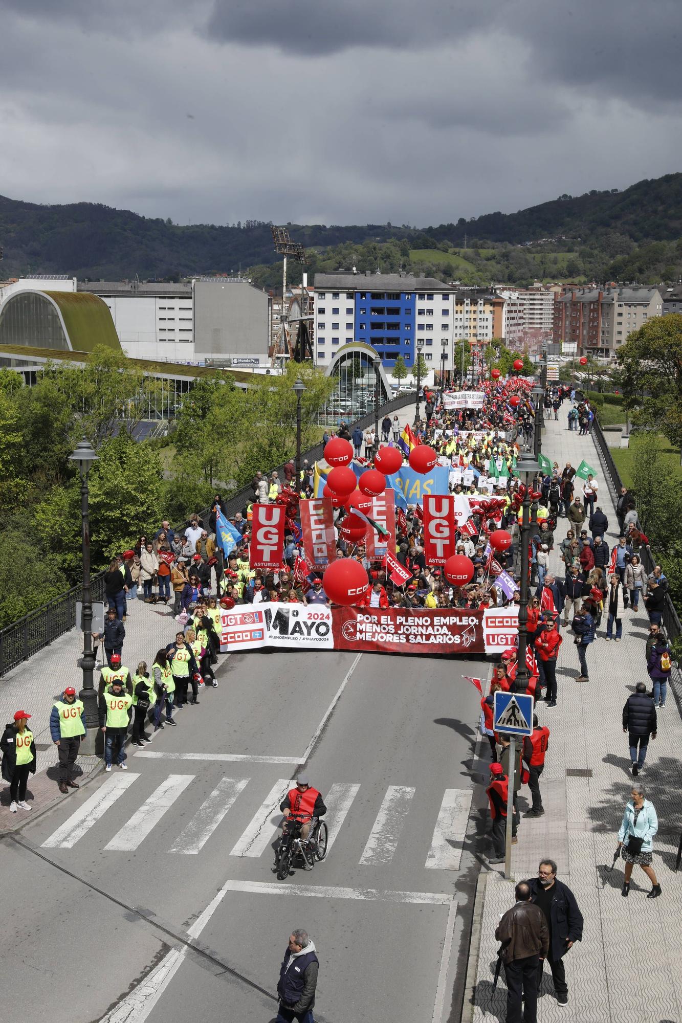 Manifestación de los sindicatos mayoritarios en Langreo por el 1 de mayo.