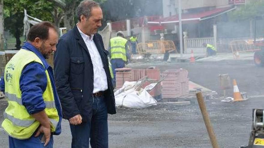 El alcalde, Agustín Reguera, contempla los trabajos. // FdV