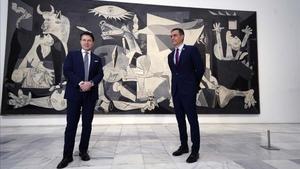 Sánchez y Conte, frente al Guernica de Picasso, este miércoles. 