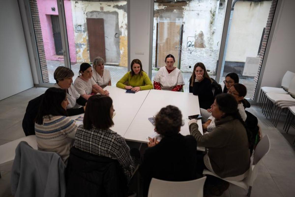 Reunión de todas las responsables de áreas de servicios sociales, este pasado diciembre en el centro municipal de la calle Sant Roc de Amposta.