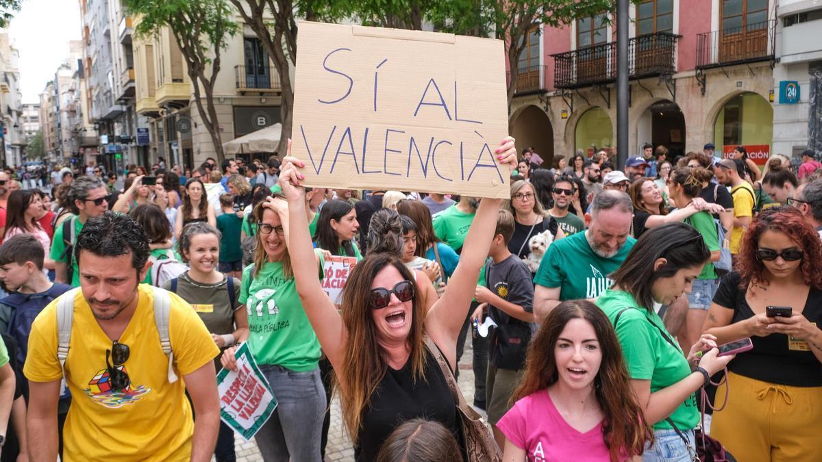 Pancarta en favor de la enseñanza en valenciano durante una manifestación.