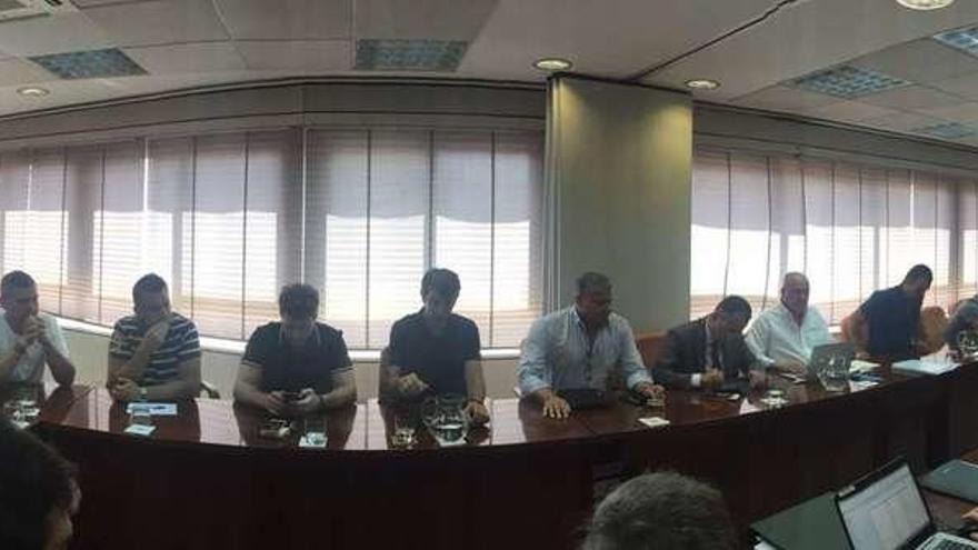 La reunión celebrada ayer en Madrid entre los sindicatos (al fondo) y la patronal duró más de tres horas pero acabó sin acuerdo. // CEMT