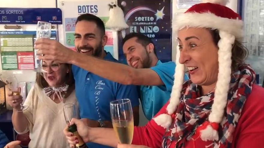 Alegría en el bar Can Bellotera de Ibiza por la venta de décimos del Gordo