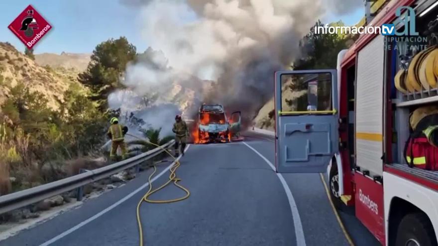 Nueve personas salen ilesas del incendio de un minibús en El Campello