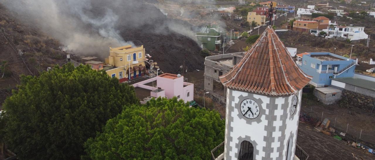 La lava comienza a destruir viviendas en el barrio llanense de Todoque