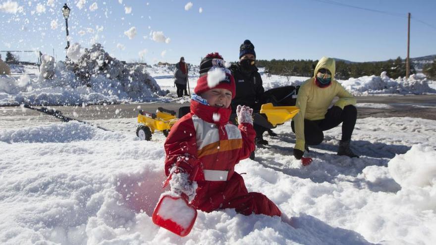 Niños juegan con la nieve en Sinarcas, Valencia.