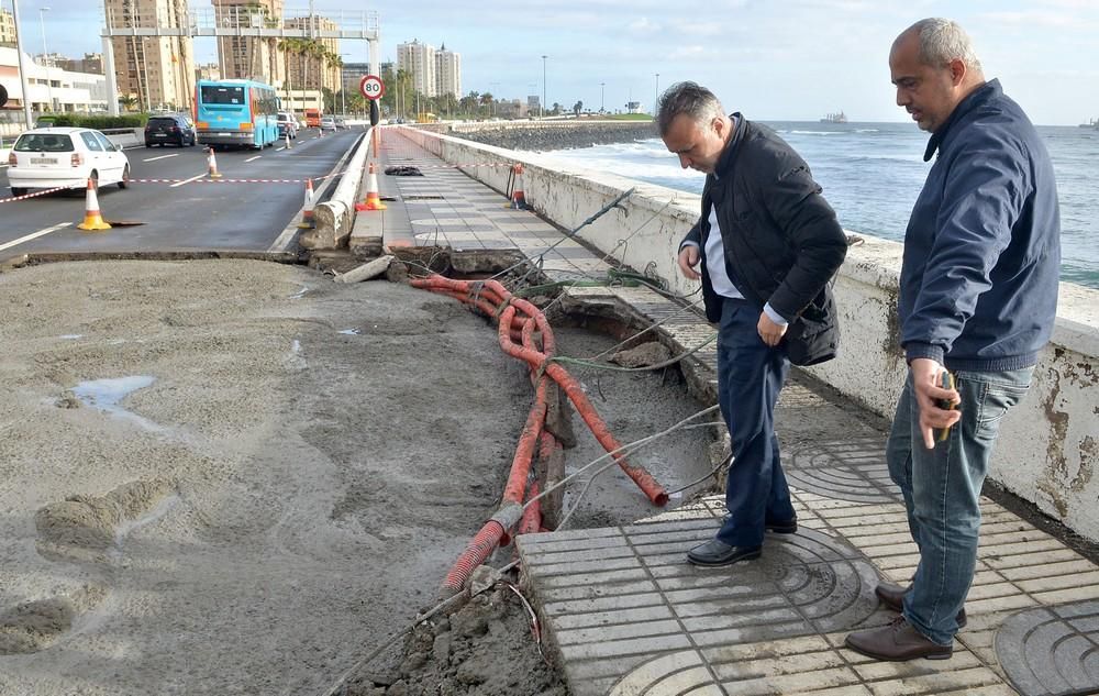 Colas de entrada a la ciudad por el socavón de la Avenida Marítima