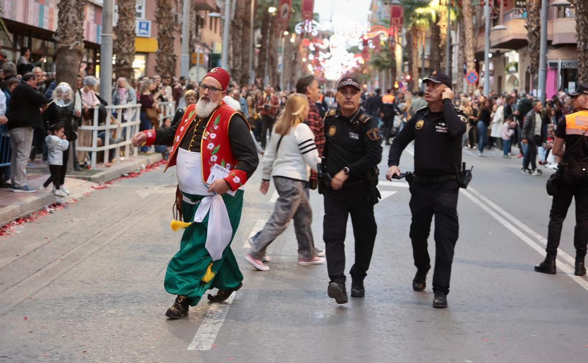 Un pequeño incendio interrumpe el desfile de Moros y Cristianos de San Vicente