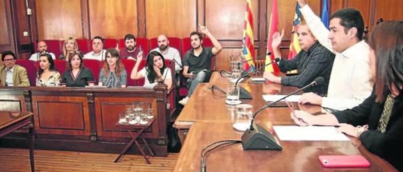 El alcalde socialista, Toni Francés, con los bancos de la oposición al fondo, en el primer pleno de actual legislatura.