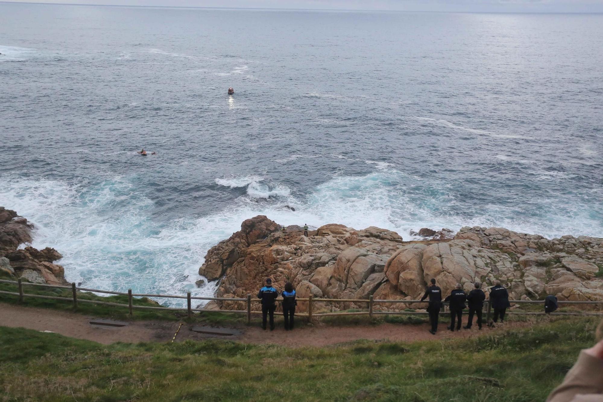 Aparece el cuerpo de un hombre flotando en el mar frente a la Torre de Hércules