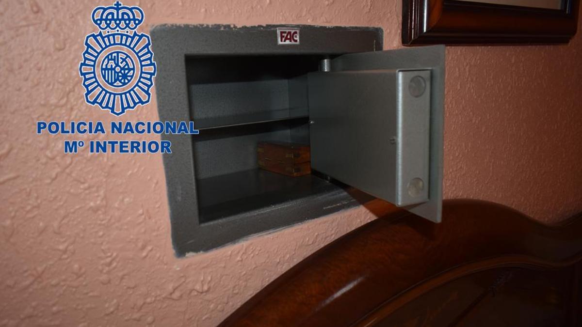Caja fuerte que abrieron los autores del robo cometido en la casa de uno de ellos en Alicante