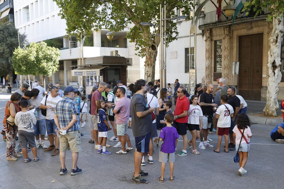 El mercadillo de cromos del bulevar, en imágenes El mercadillo de cromos del bulevar, en imágenes