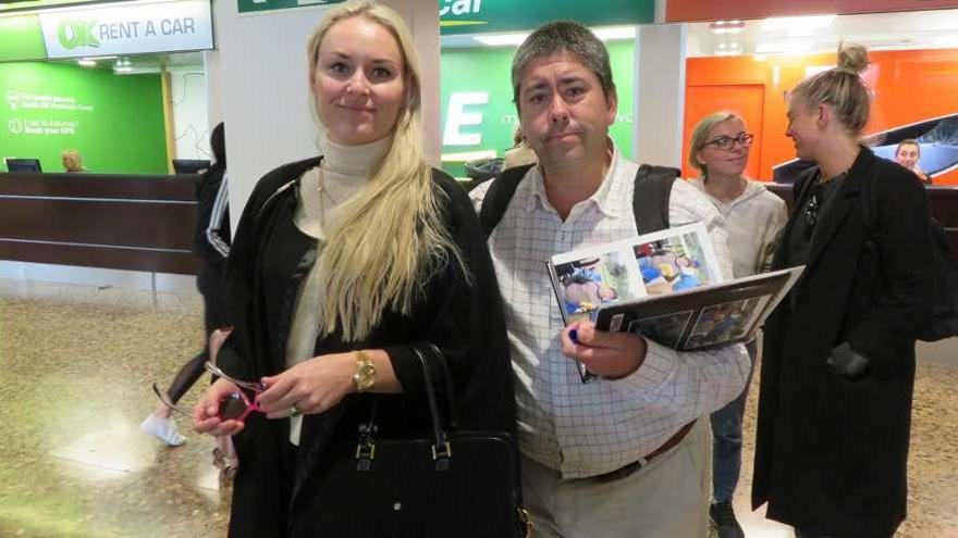 Lindsey Vonn -con sus hermanas Laura y Karin detrás-, junto a Ander Azkárate, en el aeropuerto de Asturias.