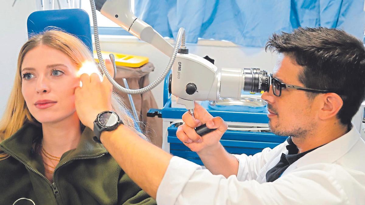 Consulta de otorrino en el Hospital Reina Sofía por parte del doctor Juan Aguilar Cantador.