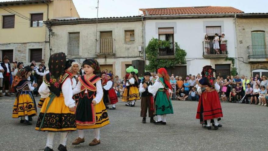 Actuación de los alumnos de la escuela infantil de folclore Manteos y Monteras.