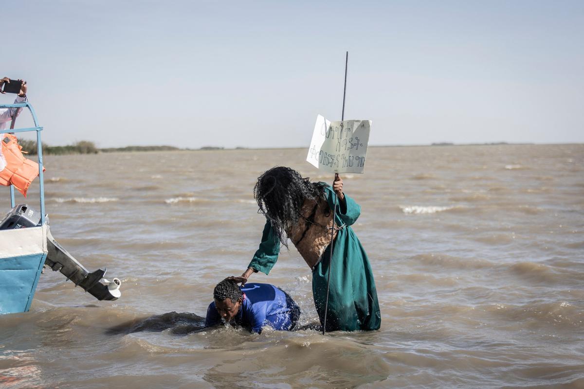 Los devotos ortodoxos etíopes asisten a una oración durante la celebración de la Epifanía de Etiopía en la orilla del lago Batu, Etiopía