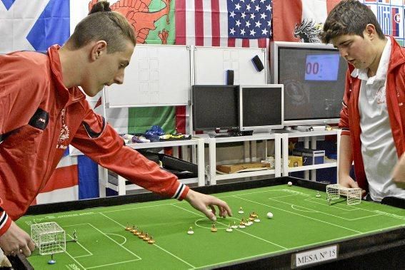 Eine ruhige Hand ist beim Subbuteo gefragt.