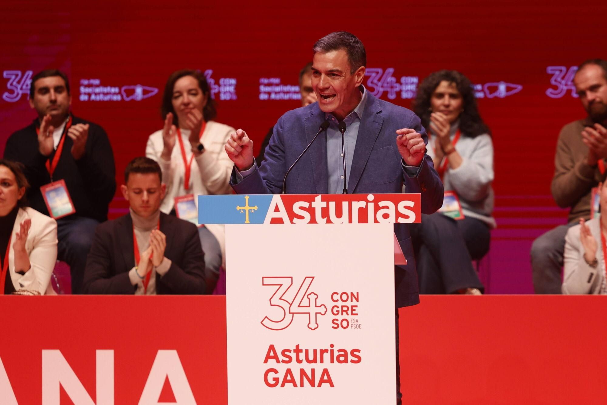 EN IMÁGENES: Pedro Sánchez y Adrián Barbón abren el congreso del PSOE asturiano