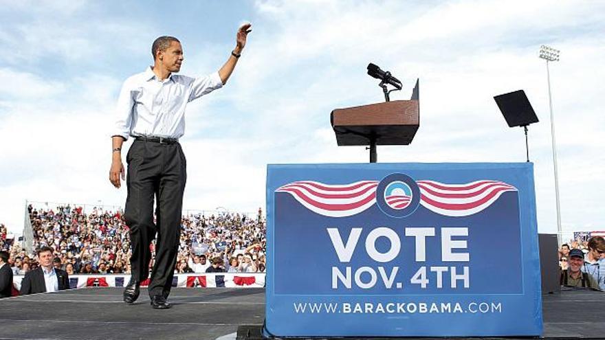Barack Obama se dispone a dirigirse a sus seguidores durante un mitin en una escuela de Nevada.
