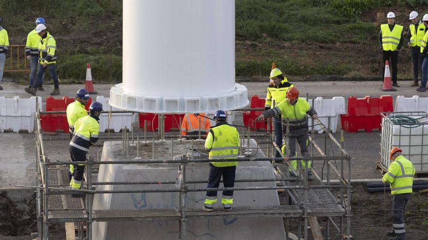 El impactante izado del mástil de 55 metros marca el arranque de un nuevo Oviedo sin autopista