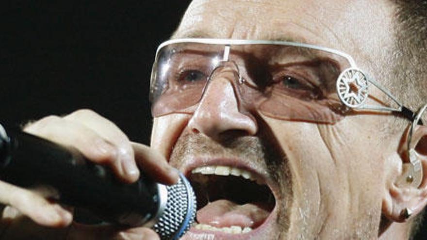 Bono durante una actuación